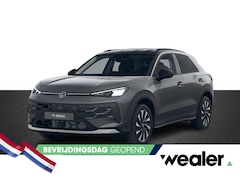 Volkswagen T-Roc - Life First Edition 1.5 eTSI 85 kW / 116 PK DSG | Trekhaak wegklapbaar | Multimedia pakket