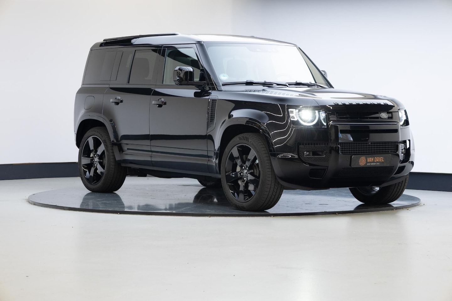 Land Rover Defender 110 - 2.0 P300e 110 X-Dynamic HSE | 22 inch | Trekhaak | Head-Up | Cold Climate | - AutoWereld.nl