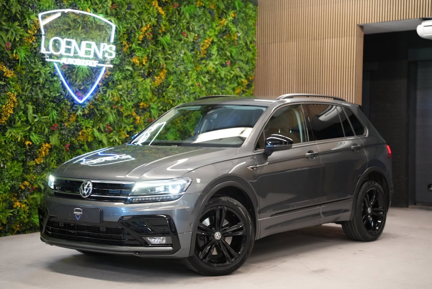 Volkswagen Tiguan - 2.0 TSI 4Motion R-Line / Trekhaak / Camera / HUD / CarPlay - AutoWereld.nl