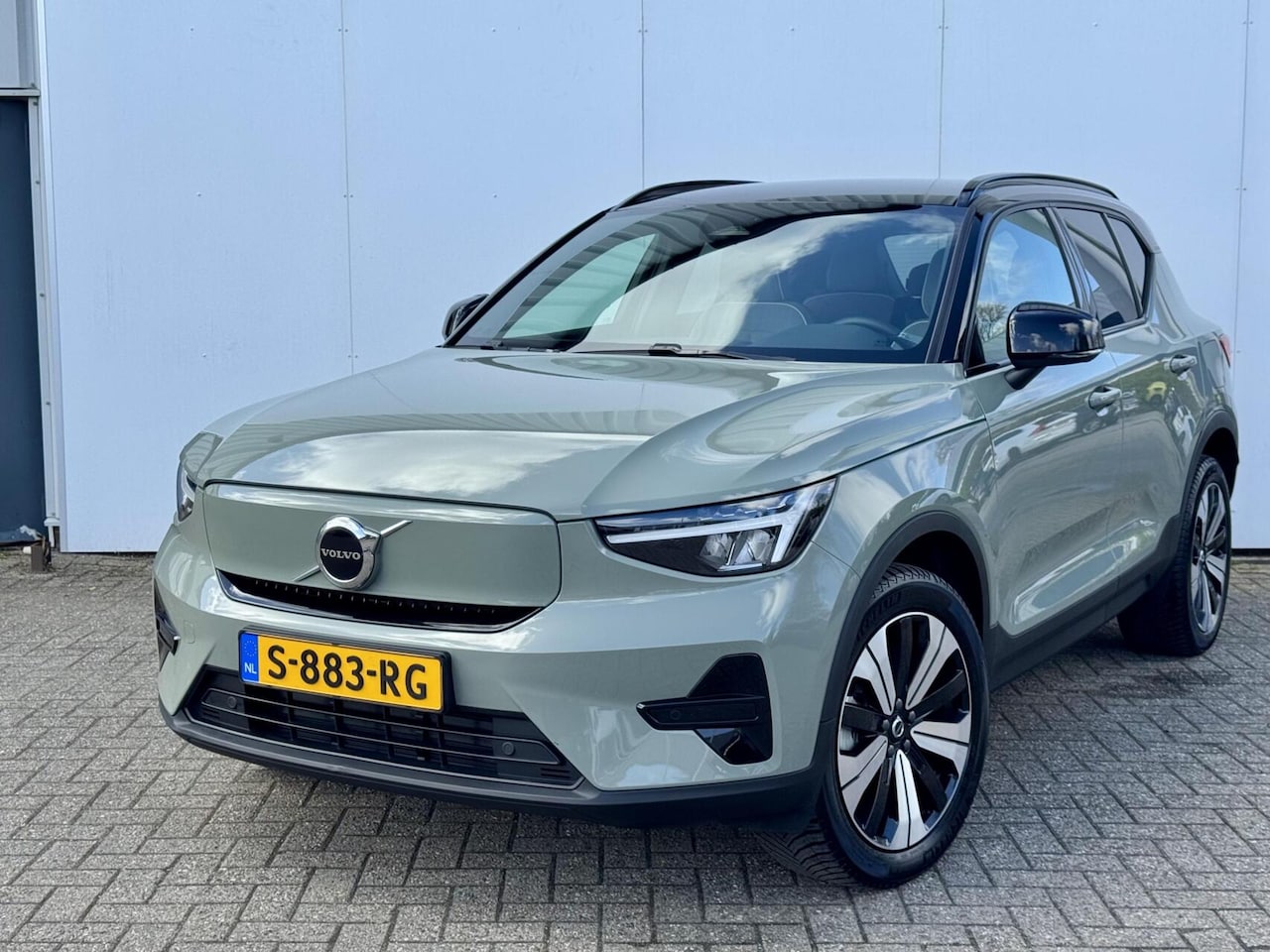 Volvo XC40 - Recharge Plus Sage Green metallic een Tailored Wool Blend interieur - AutoWereld.nl