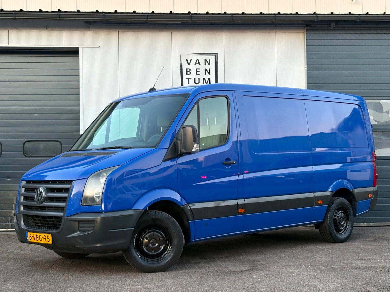 Volkswagen Crafter - 35 2.5TDI 109pk L2H1 Navi Airco Cruise Trekhaak - AutoWereld.nl