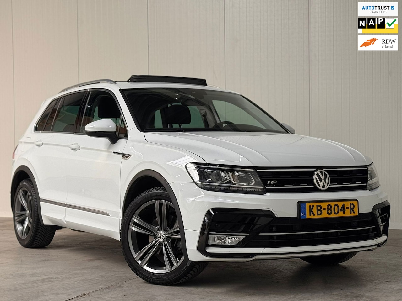 Volkswagen Tiguan - 1.4 TSI R-LINE PANO l TREKHAAK l CAMERA l STOEL-VERW l ORG.NL l CARPLAY l LANE ASSIST - AutoWereld.nl