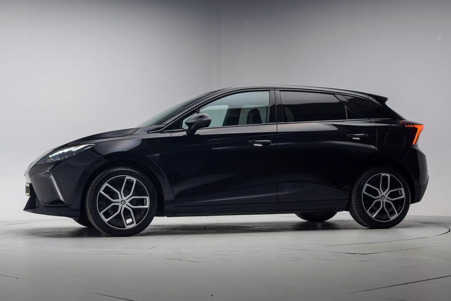 MG MG4 Electric - Luxury 64 kWh 3-fase [ LED Navi Stoelverwarming ] - AutoWereld.nl