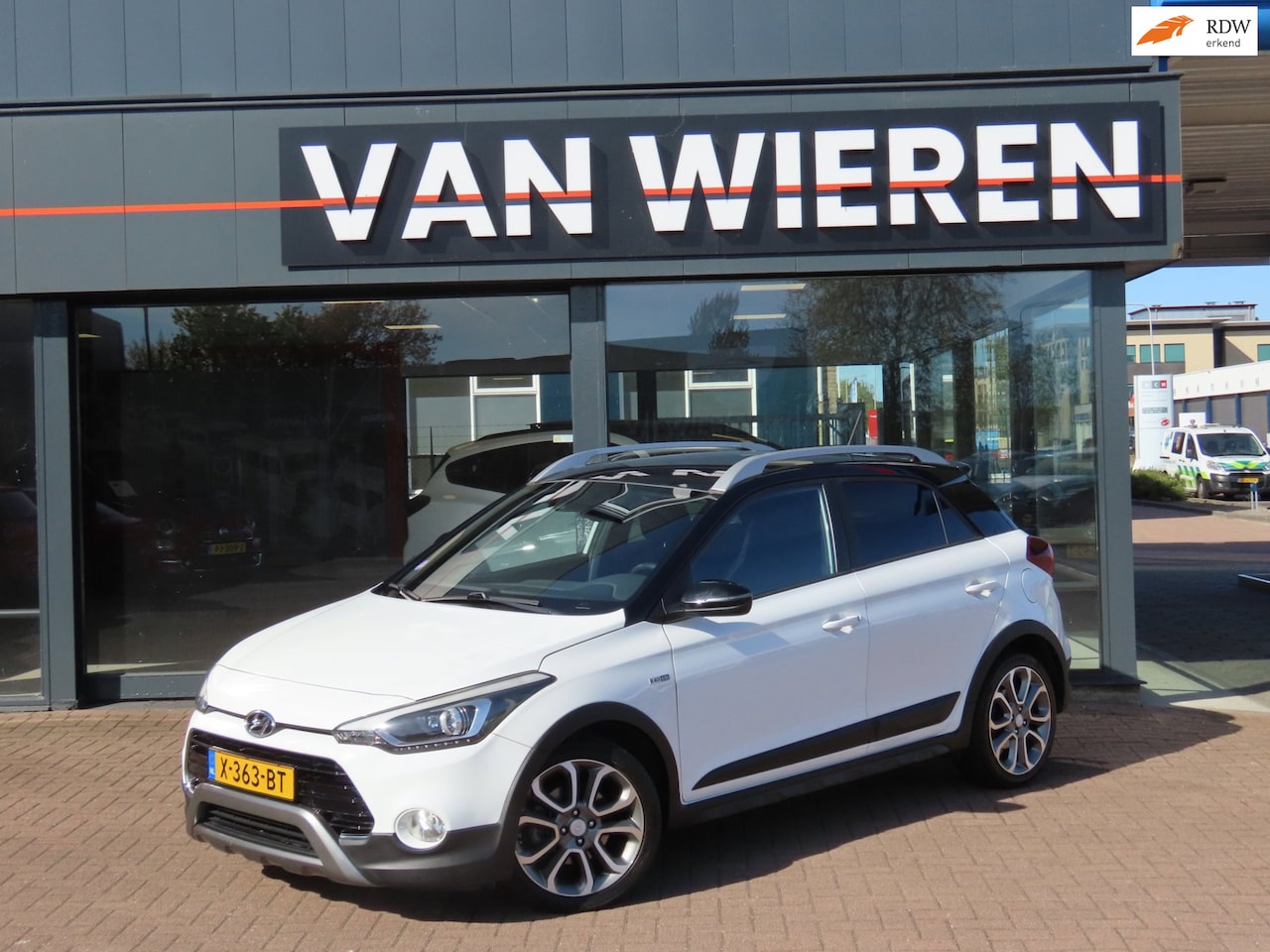 Hyundai i20 - 1.0 T-GDI Aut. Active Black Ride Uniek! Trekhaak Camera 17" Apple Cruise - AutoWereld.nl