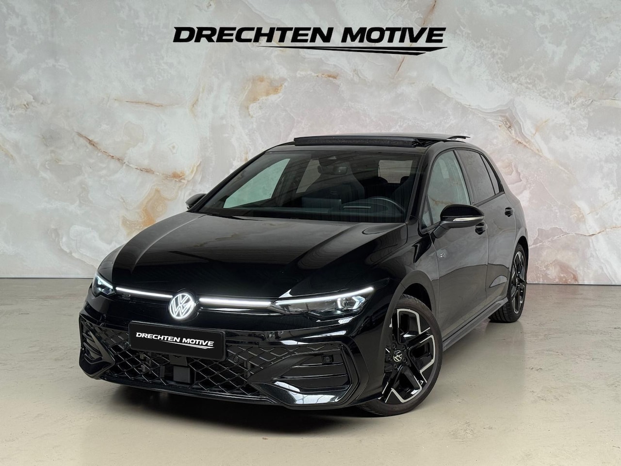 Volkswagen Golf - 1.5 eTSI R line / Pano / H&K / - AutoWereld.nl