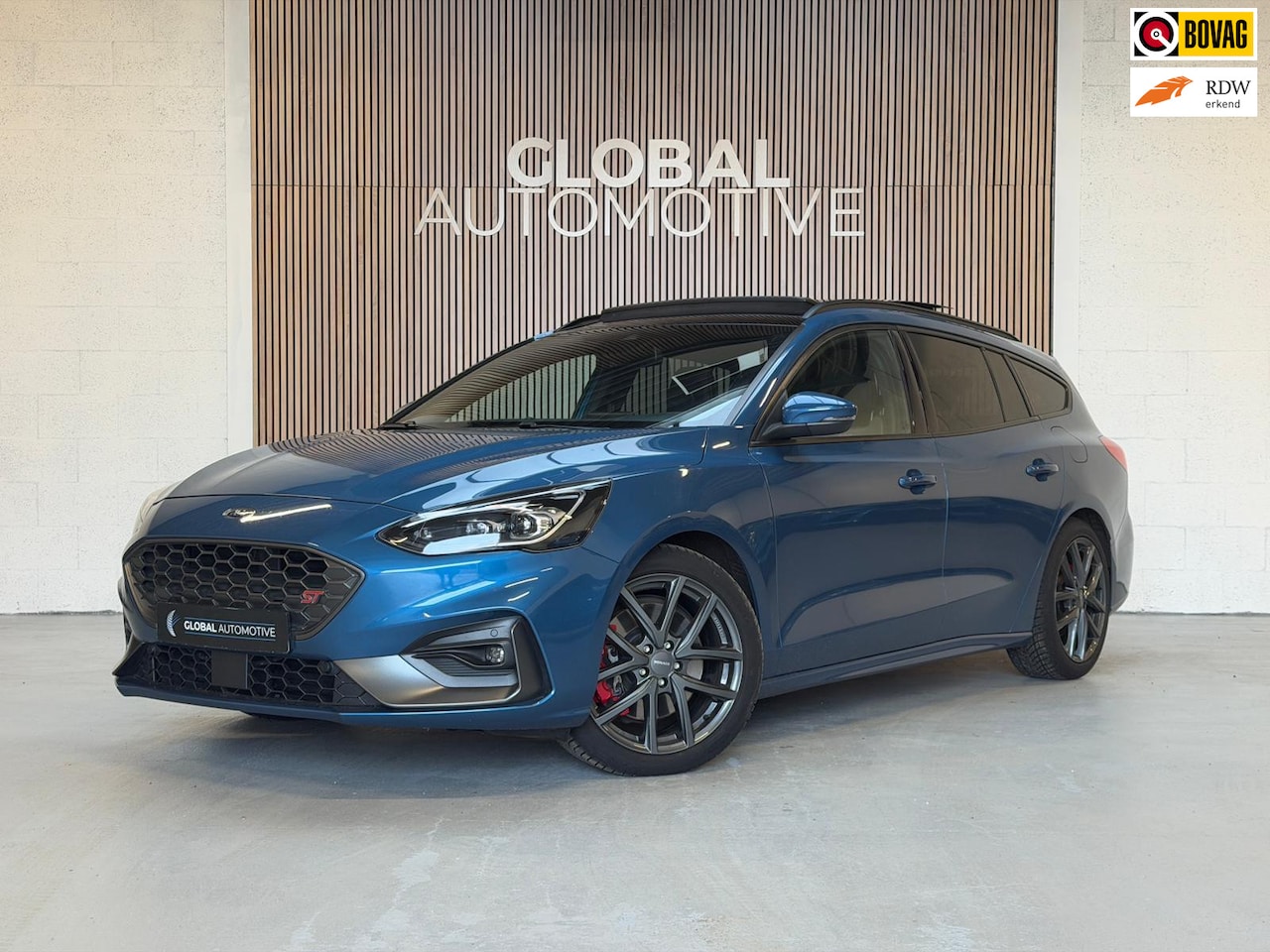 Ford Focus Wagon - 2.3 EcoBoost ST-3 - 280PK - SCHUIFDAK - 19'' - AutoWereld.nl