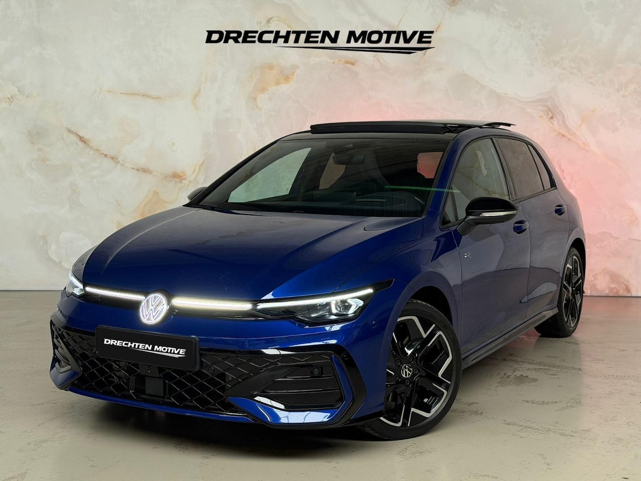 Volkswagen Golf - 1.5 eTSI R-Line Pano / 360 / H&K / Trekhaak - AutoWereld.nl