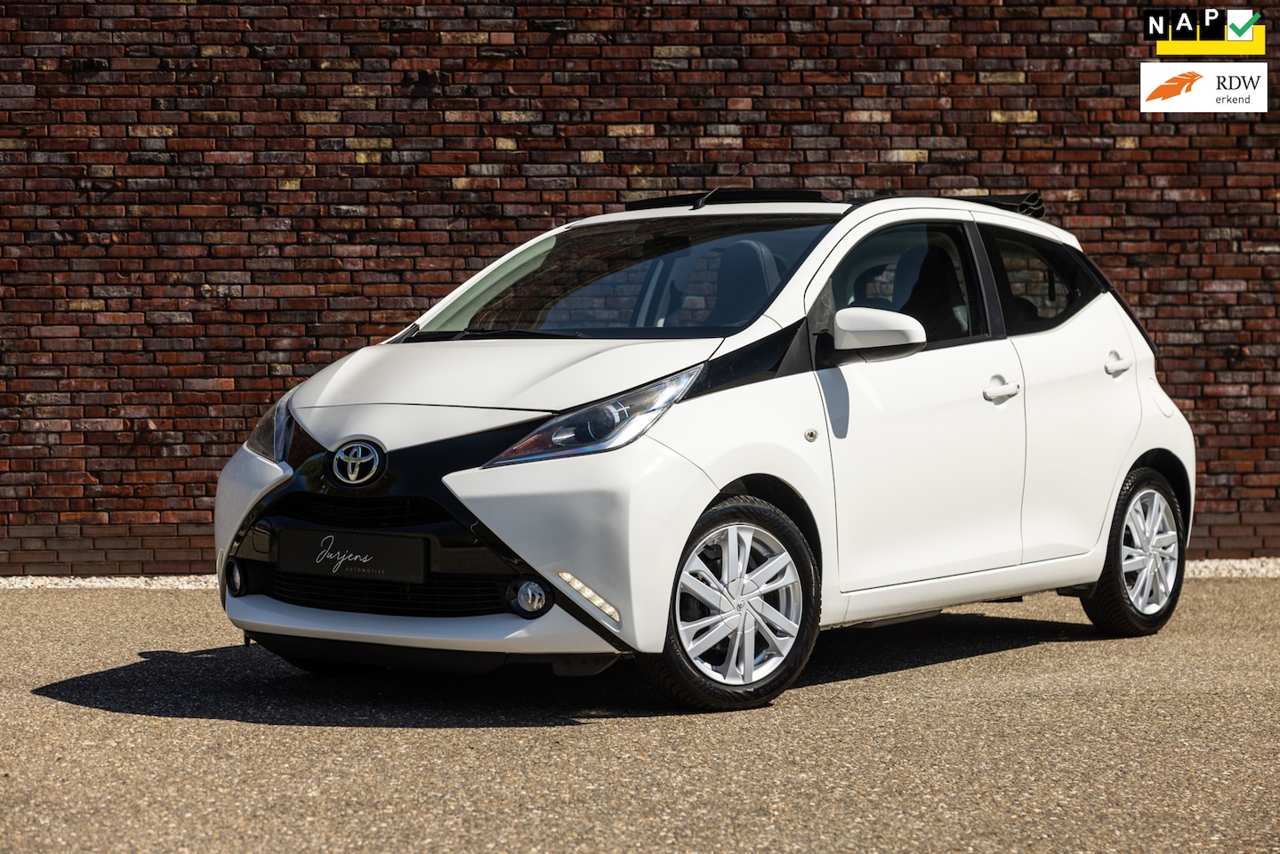 Toyota Aygo - 1.0 VVT-i x-wave 5-drs | Cabrio | Camera | Airco | Trekhaak | - AutoWereld.nl