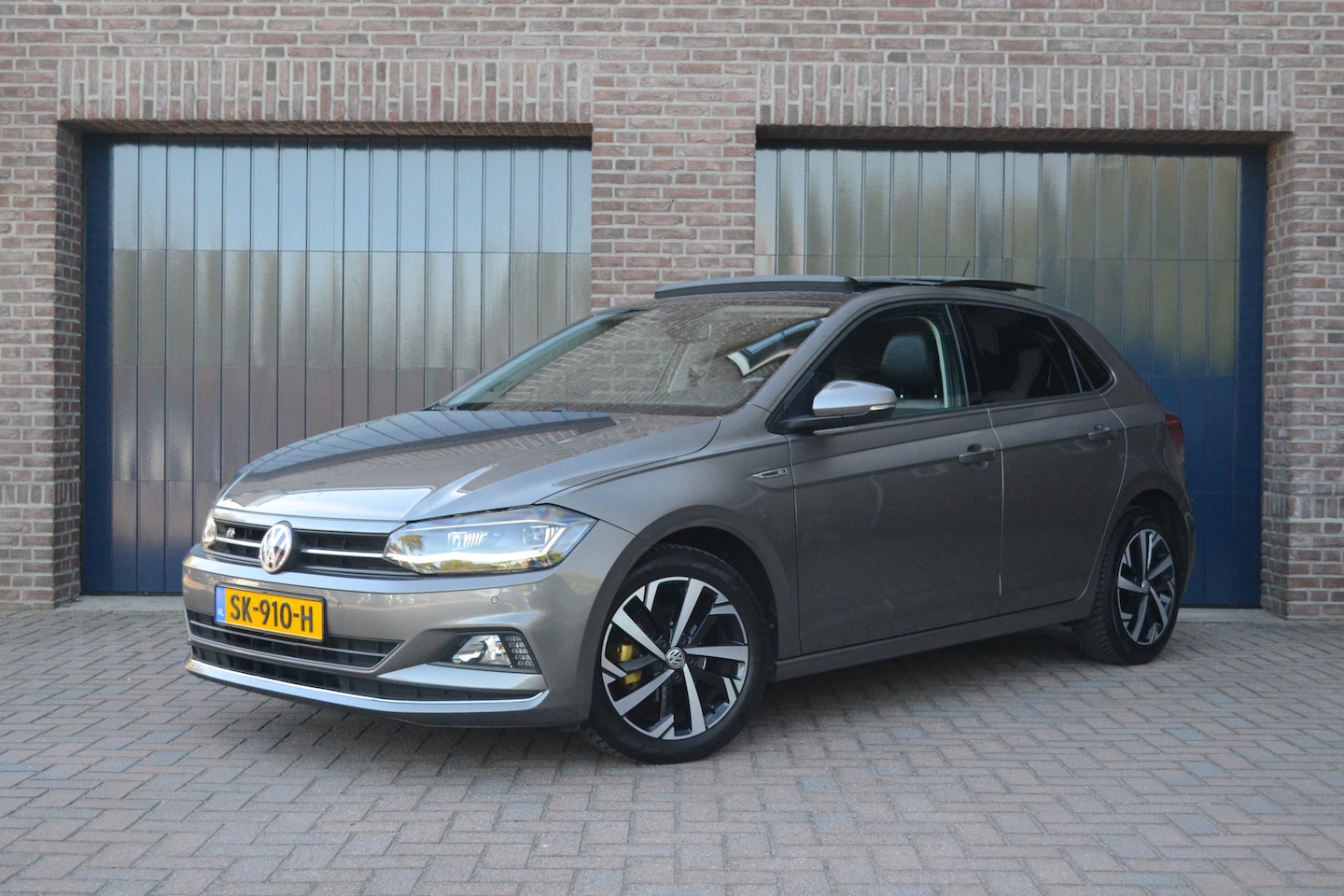 Volkswagen Polo - 1.0 TSI Highline R | Panodak | LED | Virtual | Beats | Carplay | Stoelverwarming | Clima - AutoWereld.nl