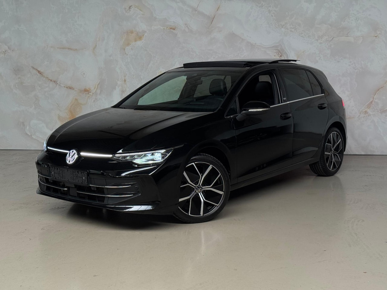 Volkswagen Golf - 1.5 eTSI 50 Edition / Pano / Massage / Head-up / - AutoWereld.nl