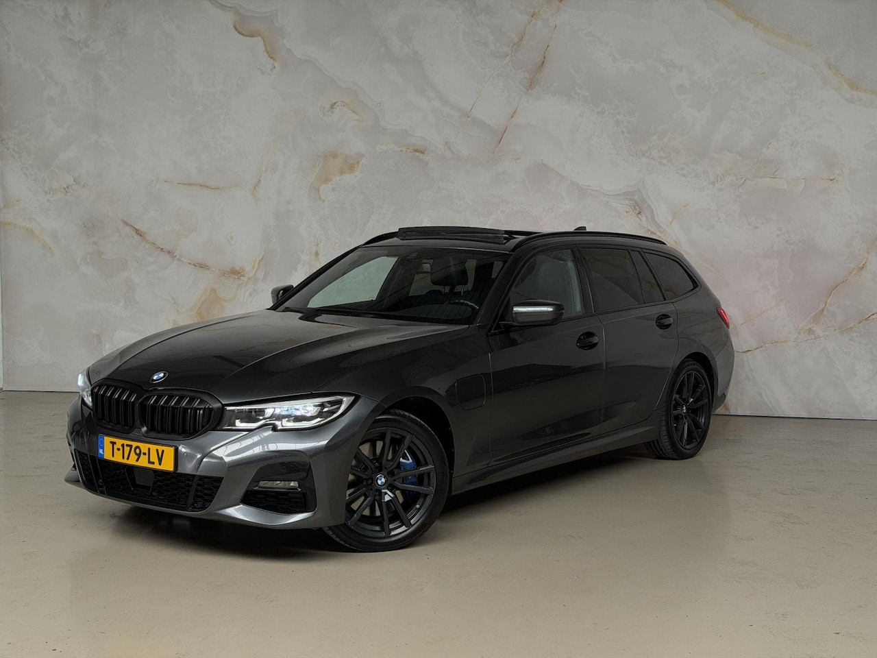 BMW 3-serie Touring - 330e M-Pakket / Pano / - AutoWereld.nl