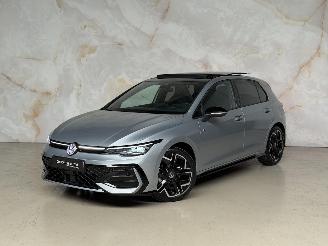 Volkswagen Golf - 1.5 eTSI R-Line / Pano / Camera - AutoWereld.nl
