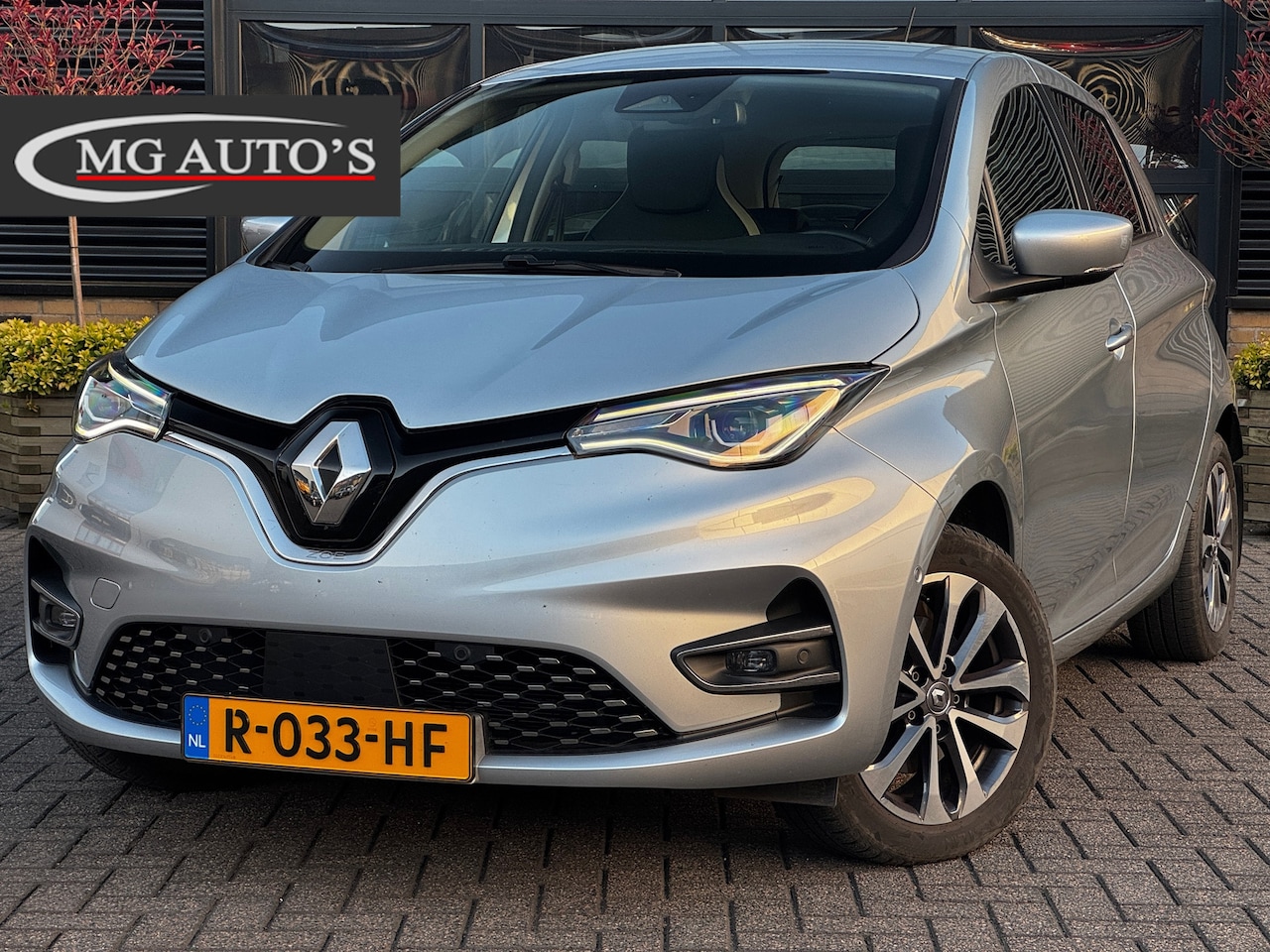 Renault Zoe - R135 Intens 52 kWh | Koop Accu | Trekhaak | Navigatie | Cruise Control | Achteruitrijcamer - AutoWereld.nl
