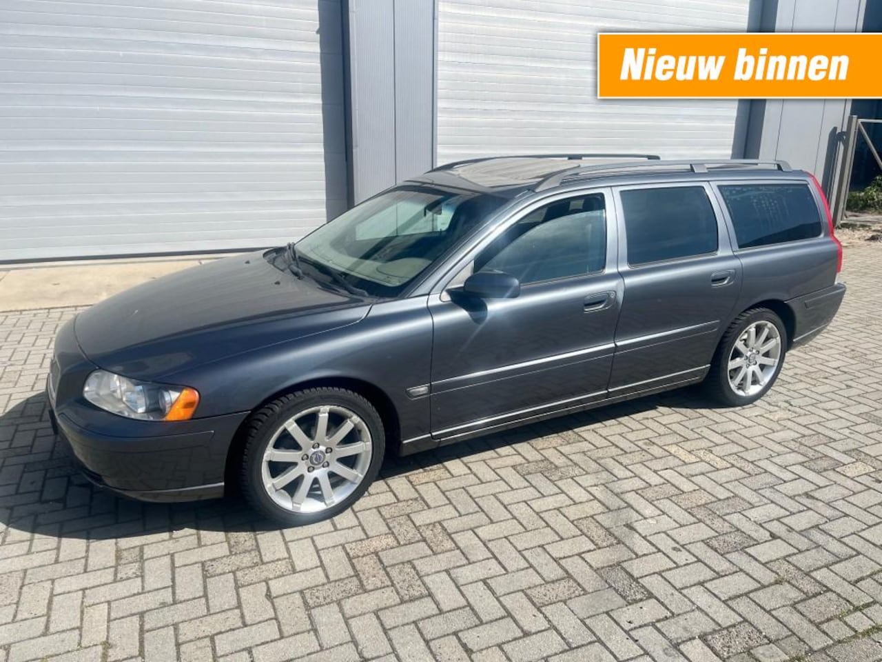 Volvo V70 - 2.4 MOMENTUM AUTOMAAT/AIRCO/CRUISE/TREKHAAK - AutoWereld.nl