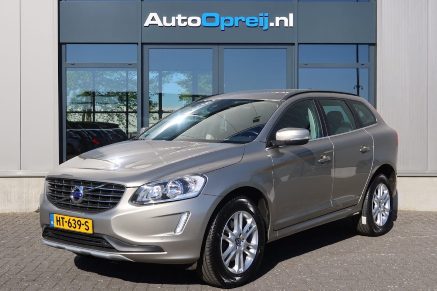 Volvo XC60 - 2.0 T5 Momentum AUTOMAAT NAVI, Clima, 1e eigenaar, Dealer onderhouden - AutoWereld.nl