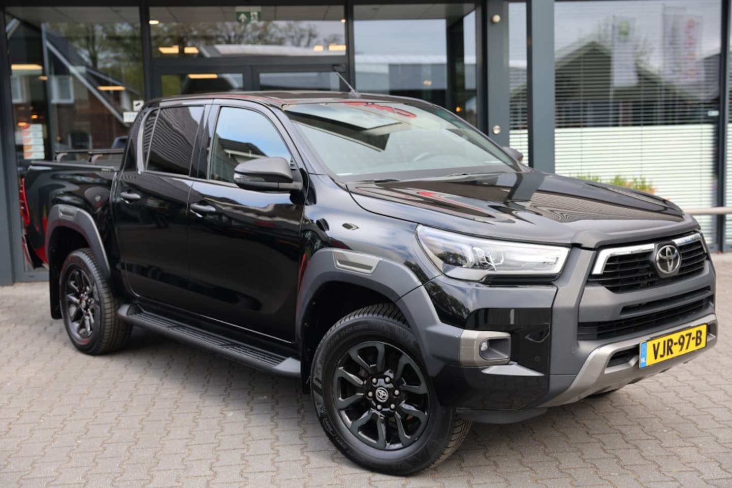 Toyota HiLux - 2.8 D-4D DUBBEL CABINE INVINCIBLE A/T 4WD 2 ZITS VAN - AutoWereld.nl