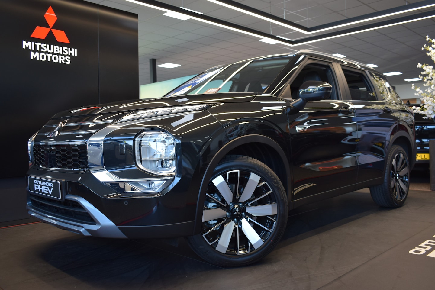 Mitsubishi Outlander - 2.4 PHEV First Edition | Direct Leverbaar | 8 Jaar Mitsubishi Garantie | - AutoWereld.nl