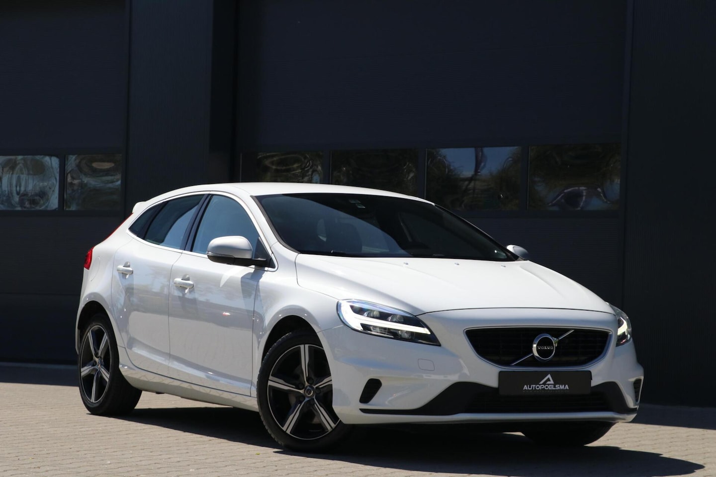 Volvo V40 - 2.0 T4 |R-Design| 190PK Standkachel Trekhaak Navi Led Stoelverwarming Sportzetels Leer/Alc - AutoWereld.nl