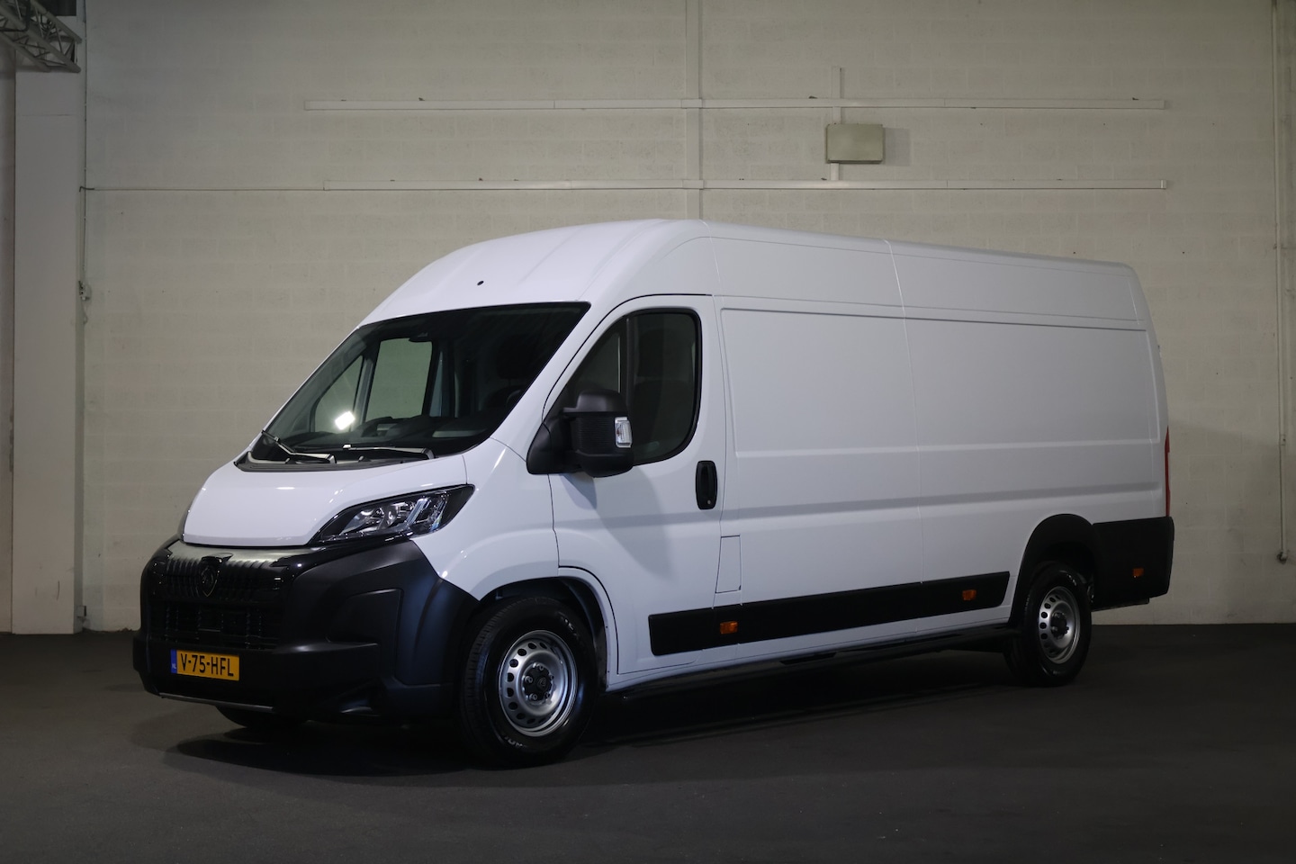 Peugeot Boxer - 2.2 BlueHDi 180pk L4 H2 Automaat Airco Navigatie Camera (wordt verwacht) - AutoWereld.nl