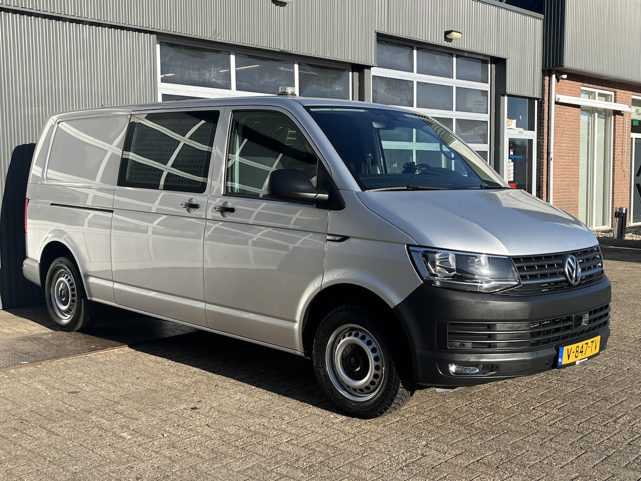 Volkswagen Transporter - 2.0 TSI L2H1 Benzine Dubbele Schuifdeur Airco Cruise controle Bpm vrij Trekhaak Klep achte - AutoWereld.nl