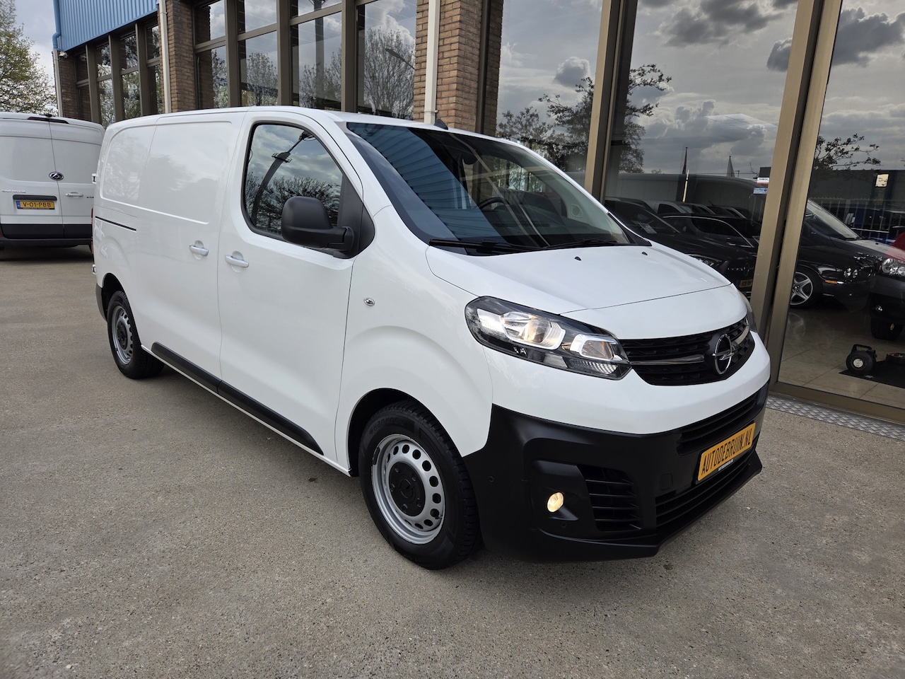 Opel Vivaro - 2.0 CDTI L2 Automaat 122Pk Airco Cruise control Achteruitrijcamera Verwarmde stoel - AutoWereld.nl