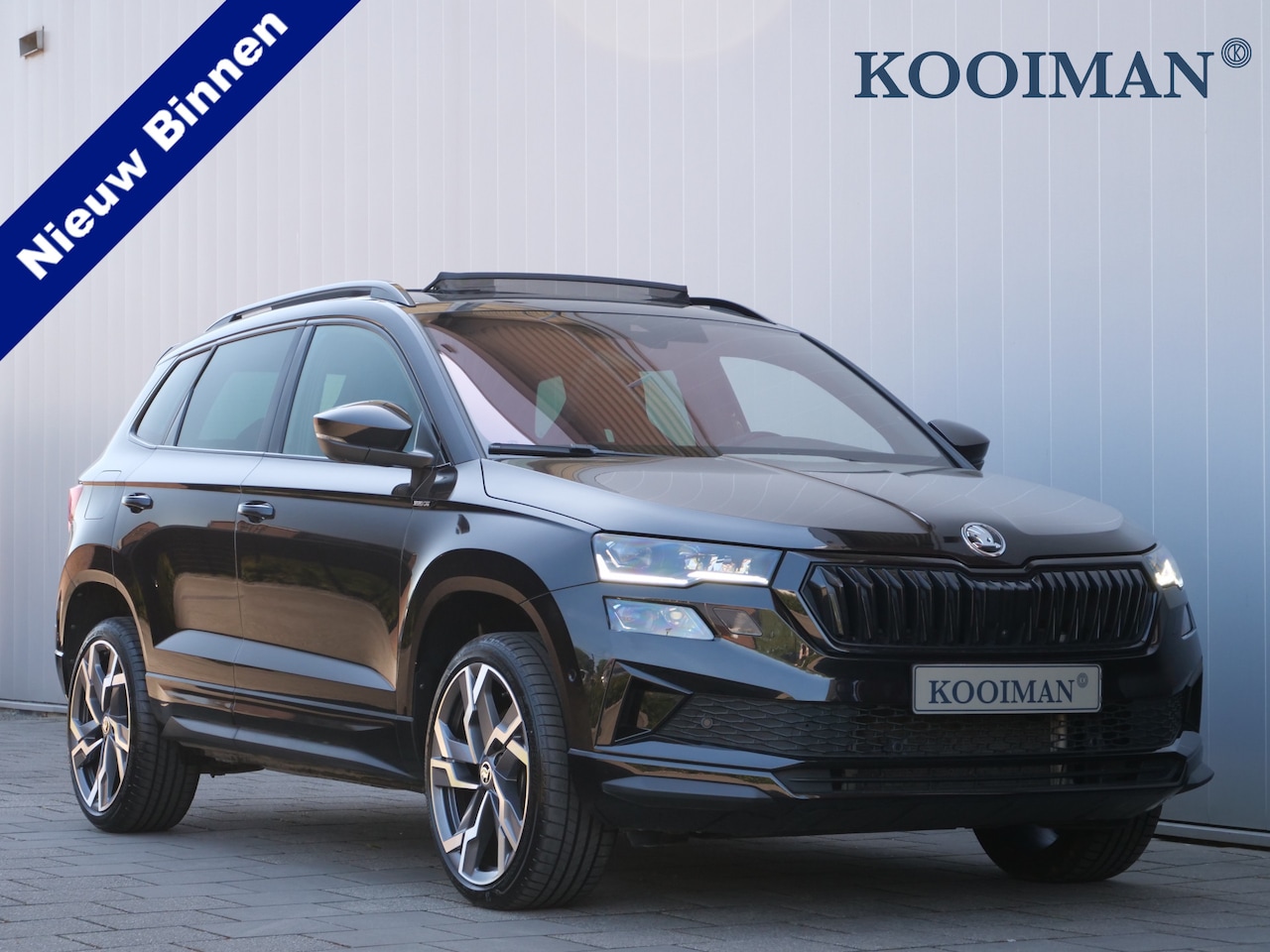 Skoda Karoq - 1.5 TSI ACT Sportline Business 150 Pk Automaat Navi / DAB / Pano-dak / Camera / Winterpakk - AutoWereld.nl
