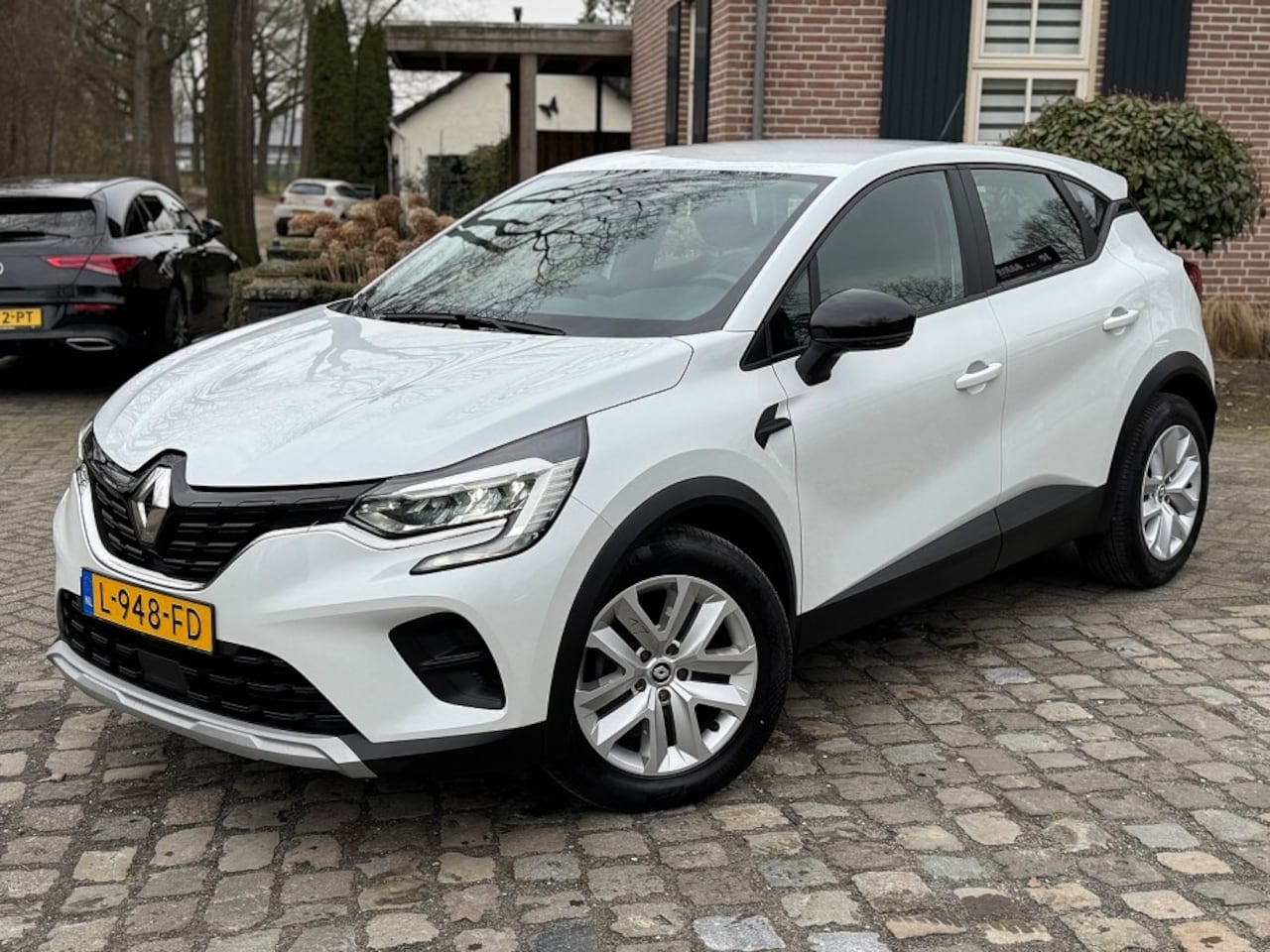 Renault Captur - 1.0 TCe 90 Zen airco,navigatie,sportdop,cruise - AutoWereld.nl