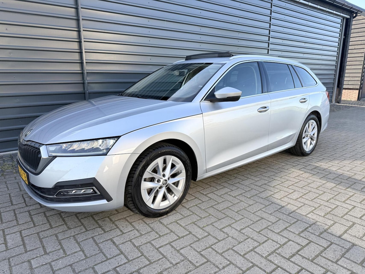 Skoda Octavia Combi - 1.0 e-TSI Business Edition Pano Navi - AutoWereld.nl