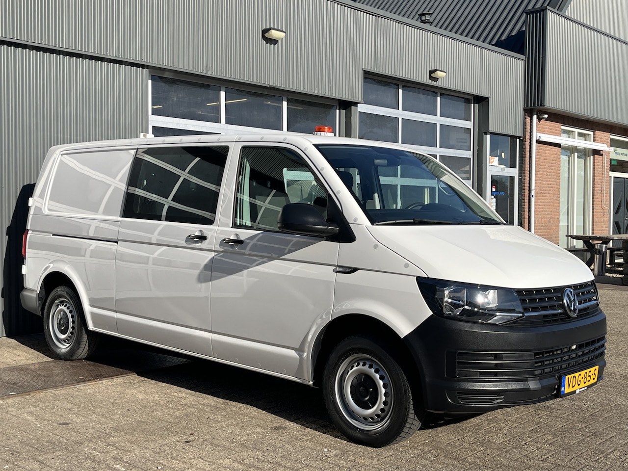 Volkswagen Transporter - 2.0 TDI L2H1 DC Airco Cruise controle Telefoonverbinding Trekhaak 2200kg trekgewicht Parke - AutoWereld.nl