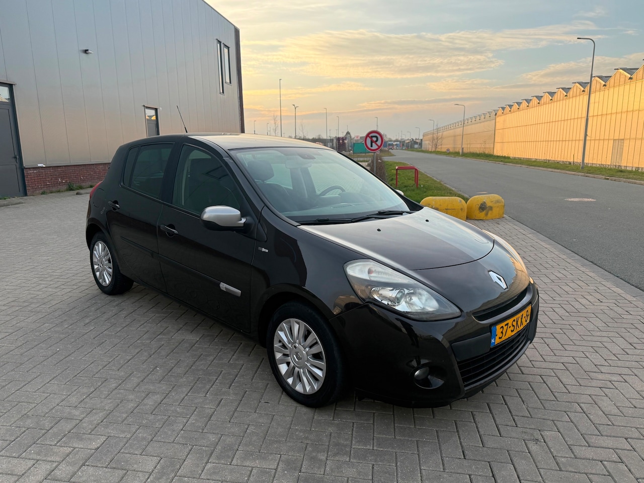 Renault Clio - 1.5 dCi Night & Day NAVIGATIE CLIMA LEER ZWART 2011 - AutoWereld.nl
