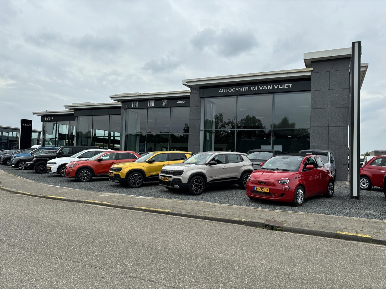 Jeep Renegade - 4xe 240 Plug-in Hybrid Electric New Upland | Clima | Apple Carplay | Dakrails | Priv. Glas - AutoWereld.nl