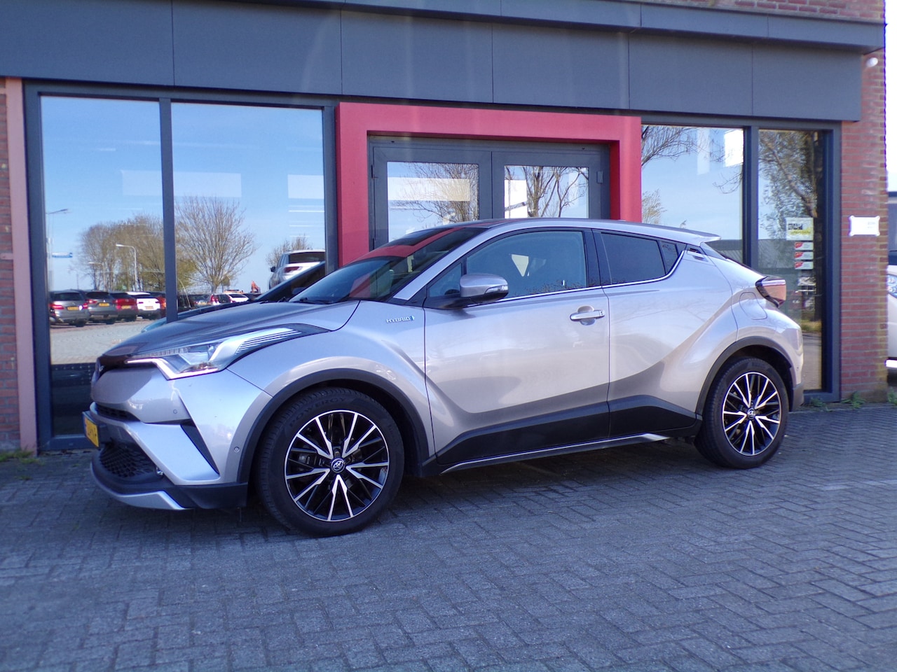 Toyota C-HR - 1.8 Hybrid Executive Leder Stoel/stuurverwarming Camera Supernette auto! - AutoWereld.nl