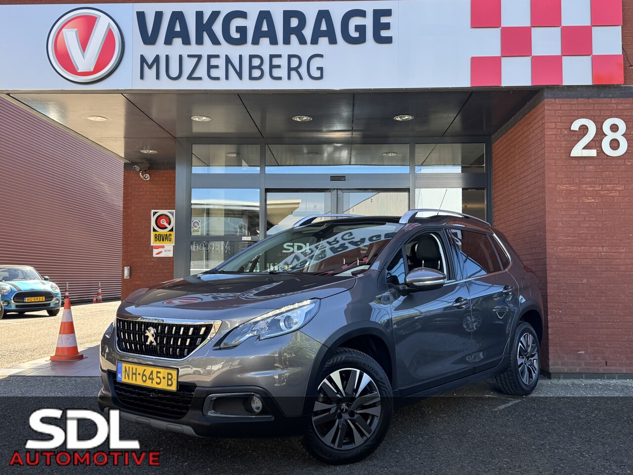 Peugeot 2008 - 1.2 PureTech Allure NIEUWE DIST. RIEM!! // LED // HALF LEDER // NAVI // PANORAMADAK // PAR - AutoWereld.nl