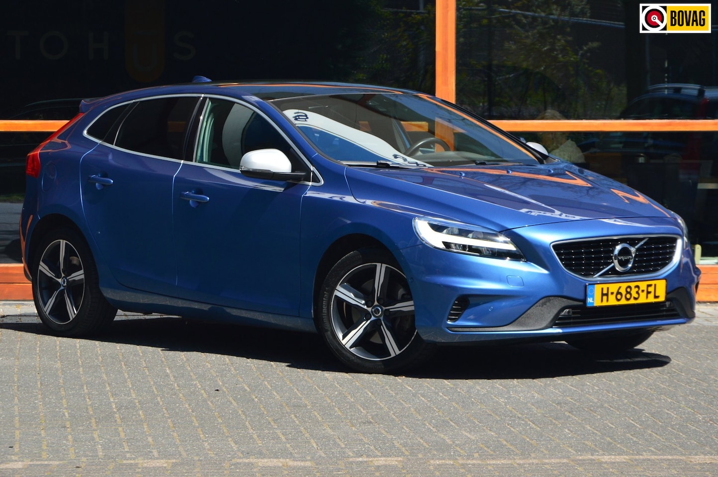 Volvo V40 - T3 Polar+ Sport R-Design | Panoramadak | Harman Kardon | Camera | Trekhaak | Stoelverwarmi - AutoWereld.nl