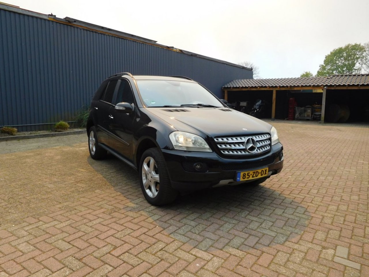 Mercedes-Benz M-klasse - 350 letop zeer nette auto rijdt en schakelt goed maar motor rookt wat nl auto met nap - AutoWereld.nl