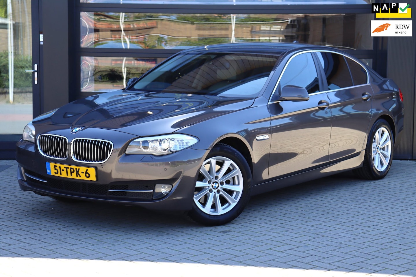 BMW 5-serie - 520i High Executive | NAP | Cruise | Navi | Clima | Stoelverwarming | Elektr Stoelen | Led - AutoWereld.nl
