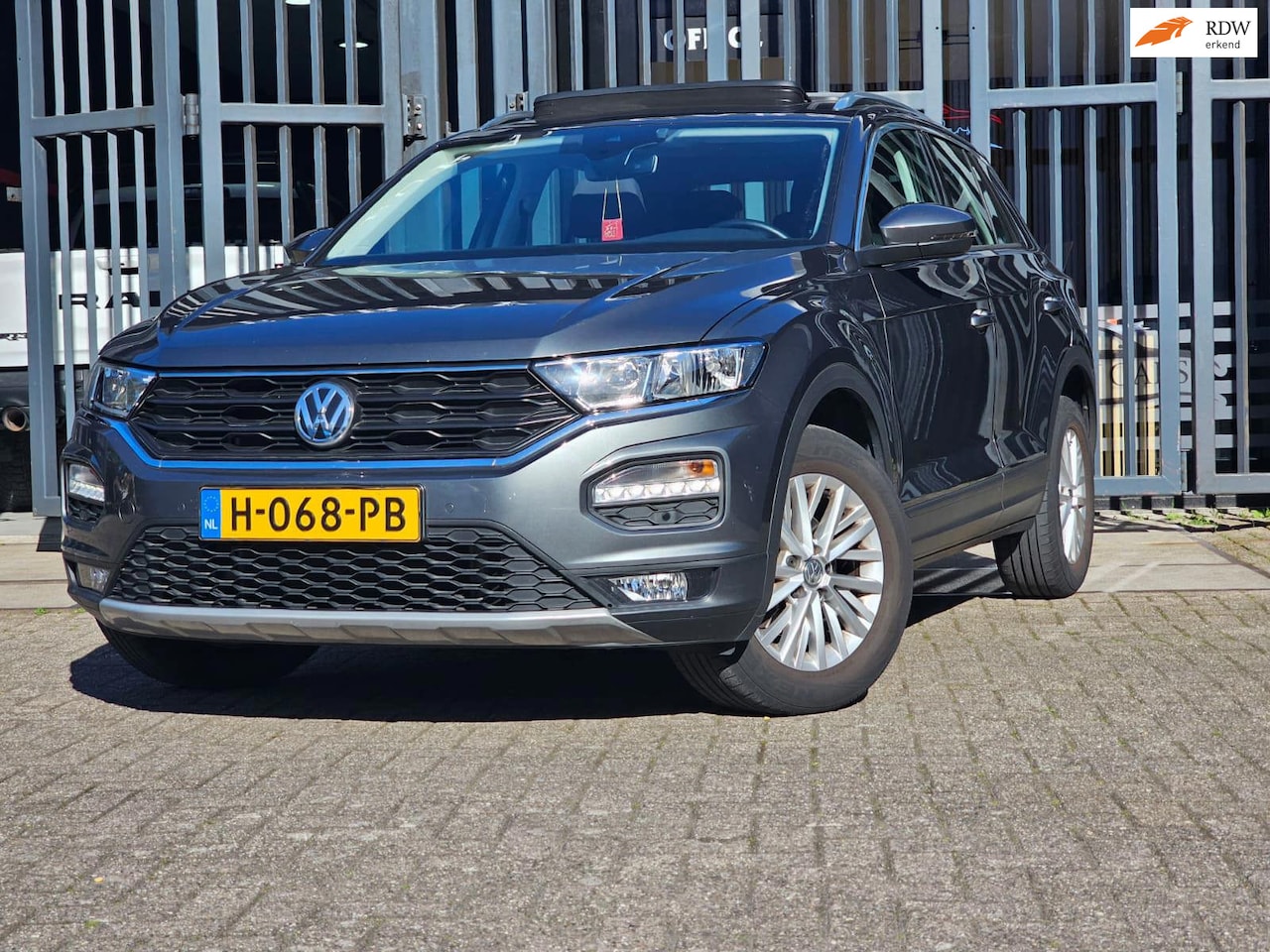 Volkswagen T-Roc - 1.5 TSI Sport Business R Pano Camera - AutoWereld.nl