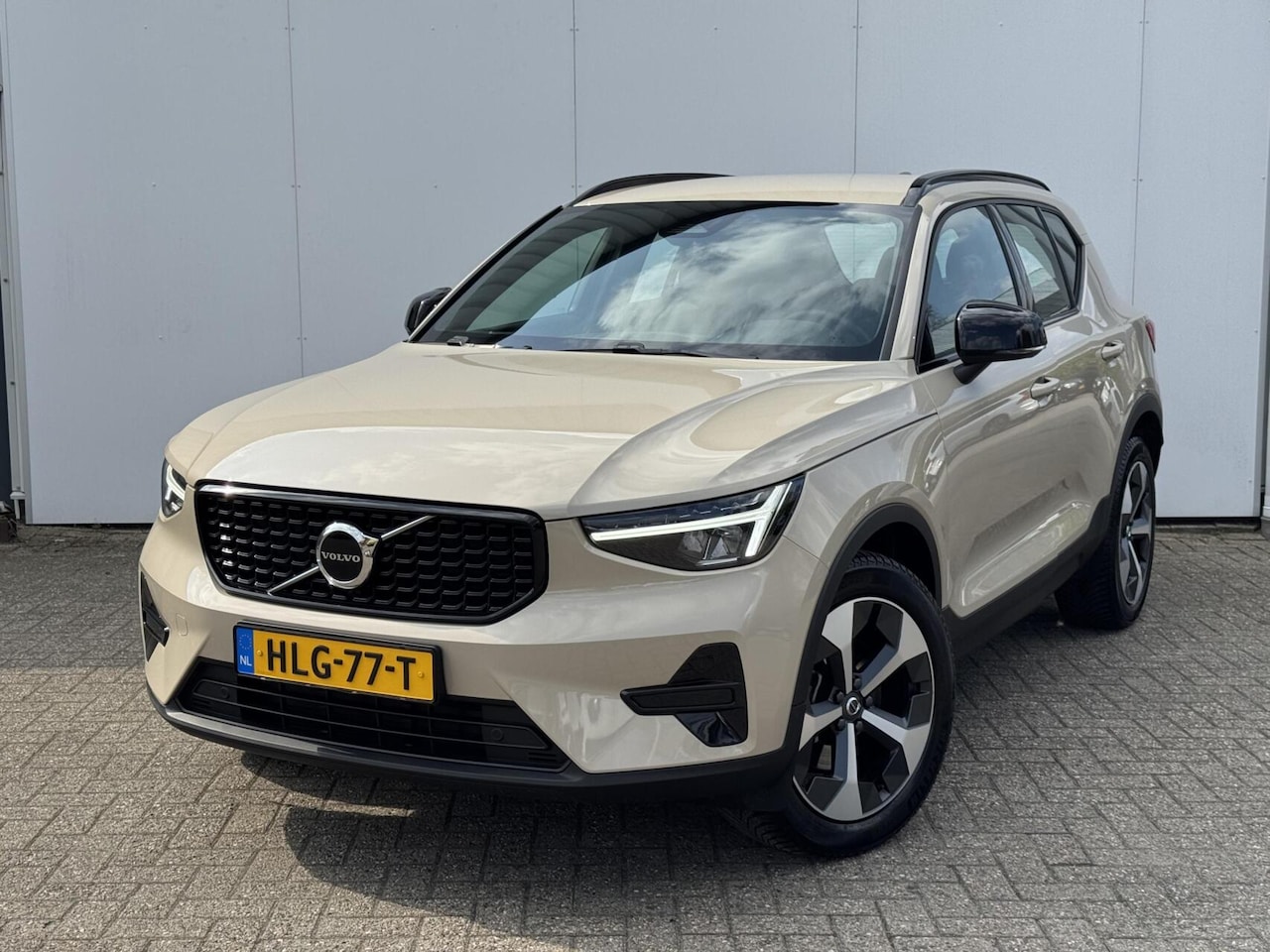 Volvo XC40 - B4 Plus Dark | Adaptief Cruis | Trekhaak | Stuur en Stoel verwarming - AutoWereld.nl
