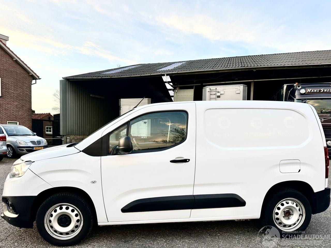 Toyota ProAce City - 1.5 D-4D 131pk 8-Traps aut + f1 Live - nap - camera - apple carplay + android - airco - cr - AutoWereld.nl