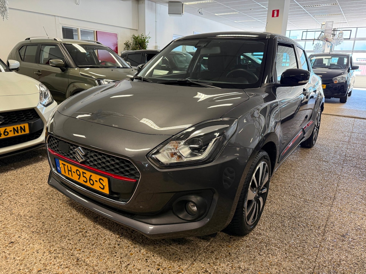 Suzuki Swift - 1.0 Stijl Smart Hybrid | Navi| Carplay| Trekhaak | Tot 10 jaar garantie! - AutoWereld.nl
