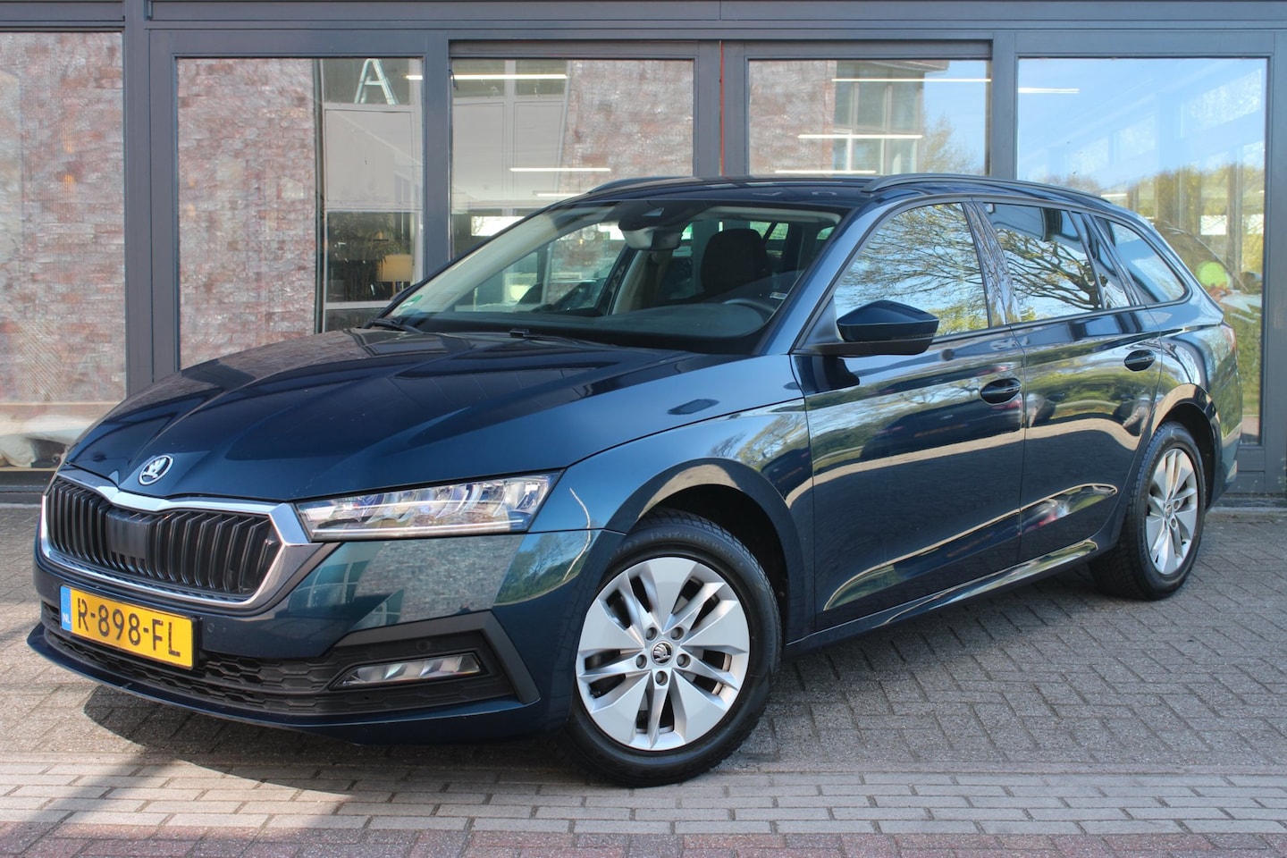 Skoda Octavia Combi - 1.0 TSI Business Edition | Trekhaak | Keyless | Cruise | Lane Assist | Carplay | - AutoWereld.nl