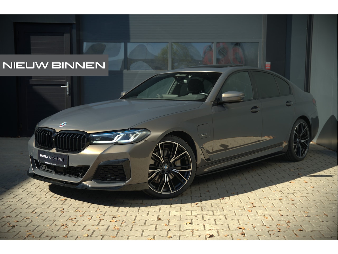 BMW 5-serie - 520e Business Edition Plus M Sport | M Performance | Alvitgrau | Panoramadak | Laser | Sto - AutoWereld.nl