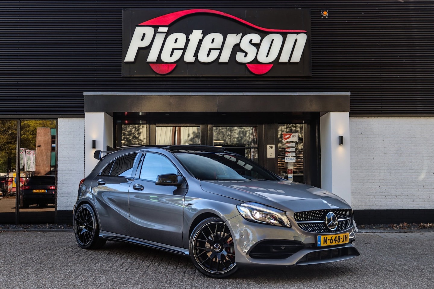 Mercedes-Benz A-klasse - 250 AMG FACELIFT PANO H&K CAMERA - AutoWereld.nl