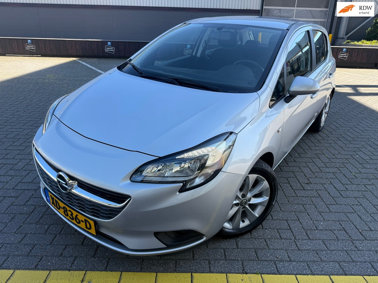 Opel Corsa - 1.4 Cosmo*CRUISE*NAVI*NEW APK*AIRCO*carplaye - AutoWereld.nl