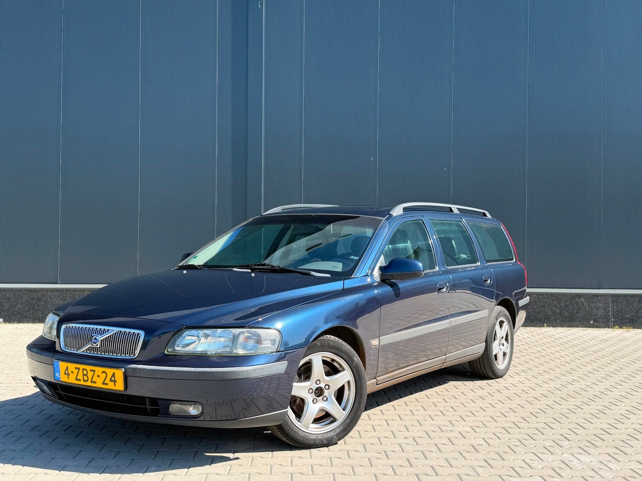 Volvo V70 - 2.4 | AIRCO | CRUISE | TREKHAAK | PANORAMA DAK | NIEUWE APK - AutoWereld.nl