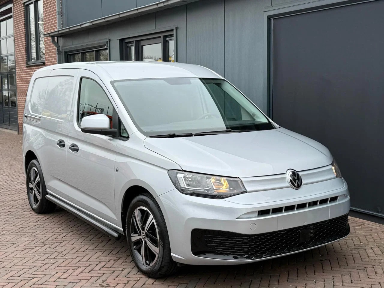 Volkswagen Caddy Cargo - 2.0 TDI 102PK Airco Clima Betimmerd Lmv Sidebars - AutoWereld.nl