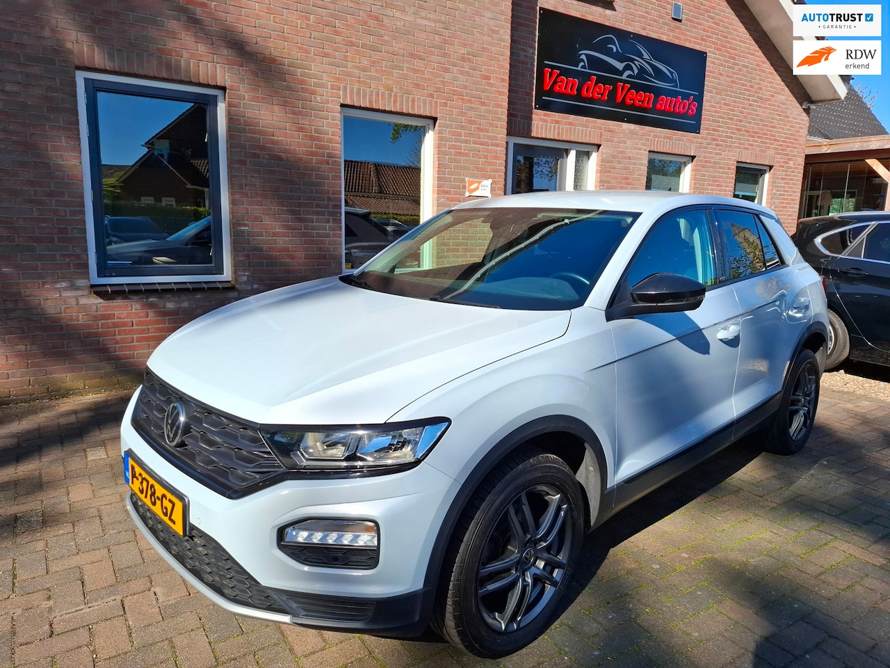 Volkswagen T-Roc - 1.0 TSI Style Business metallic grijs. o.a. carplay, stoelverwarming, navi, pdc. Zeer netj - AutoWereld.nl