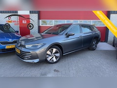 Volkswagen Passat Variant - 1.5 eTSI Business NL-AUTO / TREKHAAK / FULL LED / SFEER / KEYLESS / CAMERA / STOELVERW / S