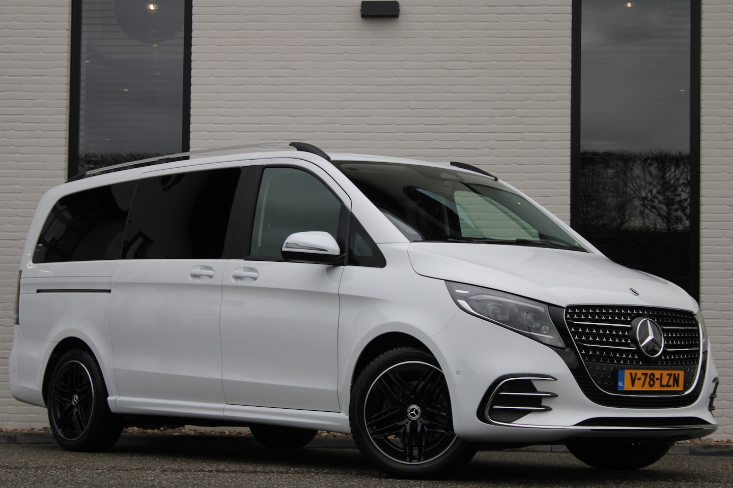 Mercedes-Benz V-klasse - 250d / DC / AMG / 4-Matic / 2x Elec Schuifd / Camera / Vol Opties / NIEUWSTAAT - AutoWereld.nl