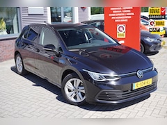Volkswagen Golf - 8 1.0 eTSI Life / ACC / Carplay / Sfeerverlichting / Stoel en stuurverwarming